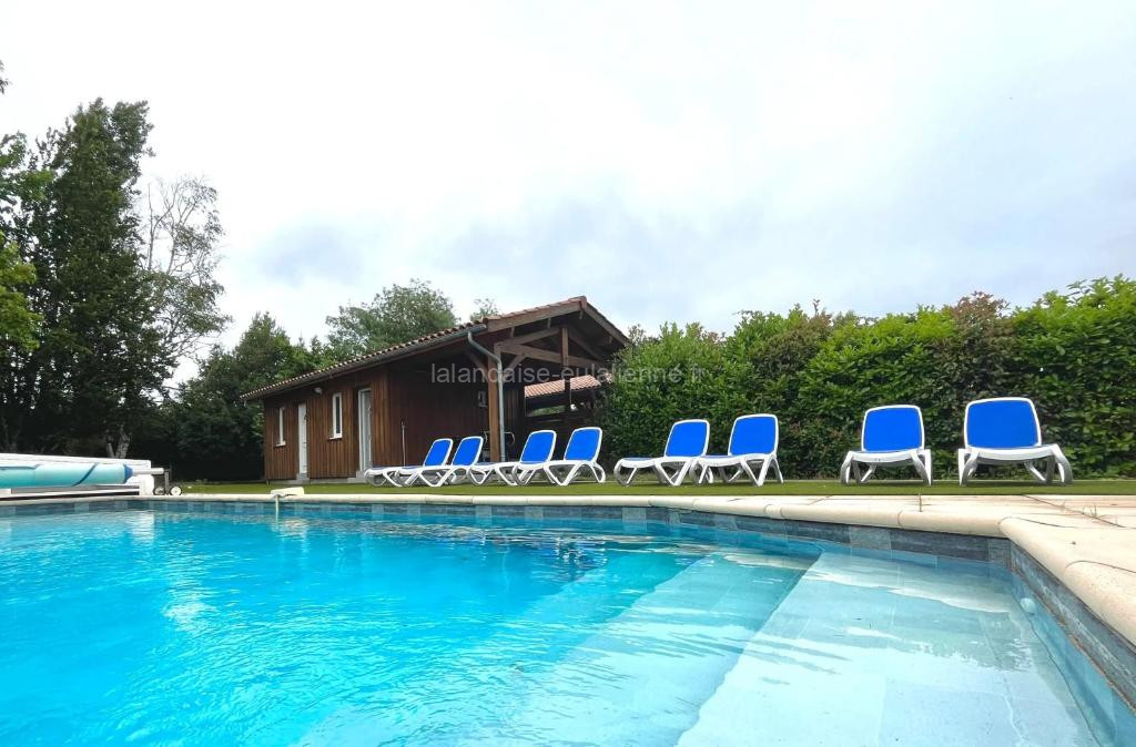 Photo de Villa spacieuse à Sainte-Eulalie-en-Born, terrasse, piscine privée